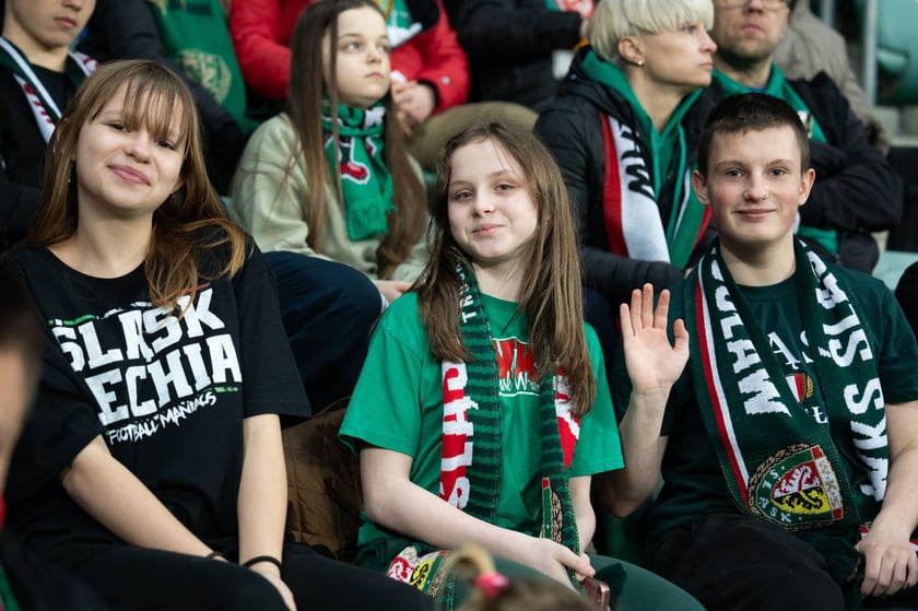 Kibice na meczu Śląska z Widzewem (2 marca 2024) na Tarczyński Arenie